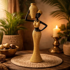 Figura decorativa mujer africana con jarrón dorado en el hombro