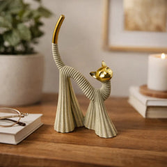 Figura decorativa gato beige con cabeza y cola dorada en posición de estiramiento