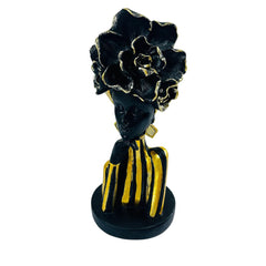 Figura decorativa mujer africana con tocado floral
