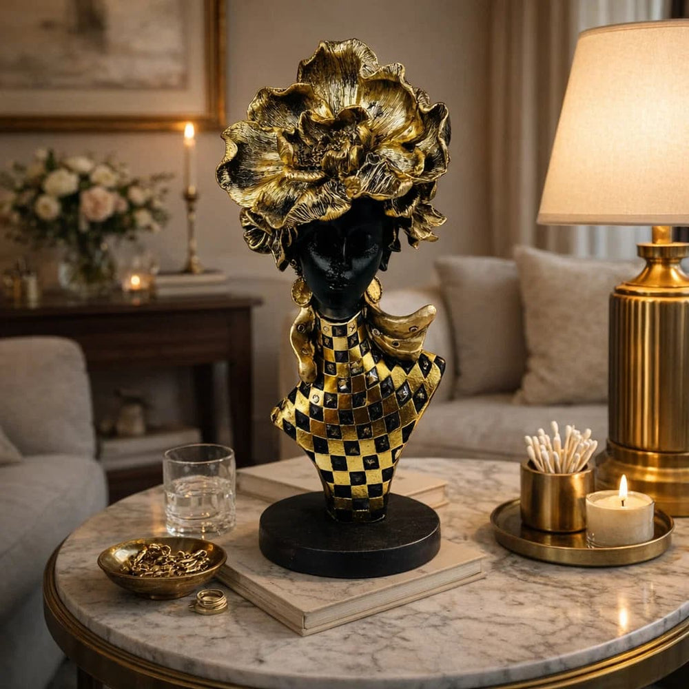 Figura decorativa mujer africana con vestido geométrico y cabello floral dorado