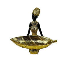 Figura africana decorativa con bandeja dorada
