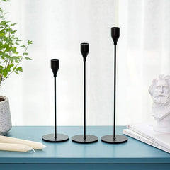 Set de tres candelabros negros de acero inoxidable en diferentes alturas