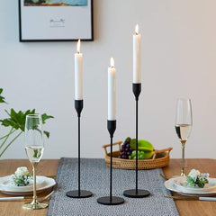 Set de tres candelabros negros de acero inoxidable en diferentes alturas