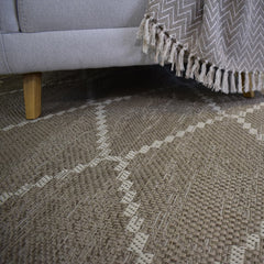 Alfombra beige con rombos