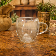Vaso de vidrio transparente doble pared de 150 ml con asa lateral, forma redondeada y diseño moderno para café.