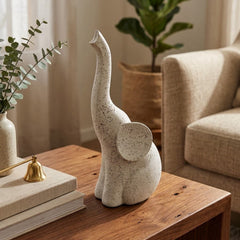 Figura decorativa elefante sentado blanco texturizado 29×12 cm con trompa elevada