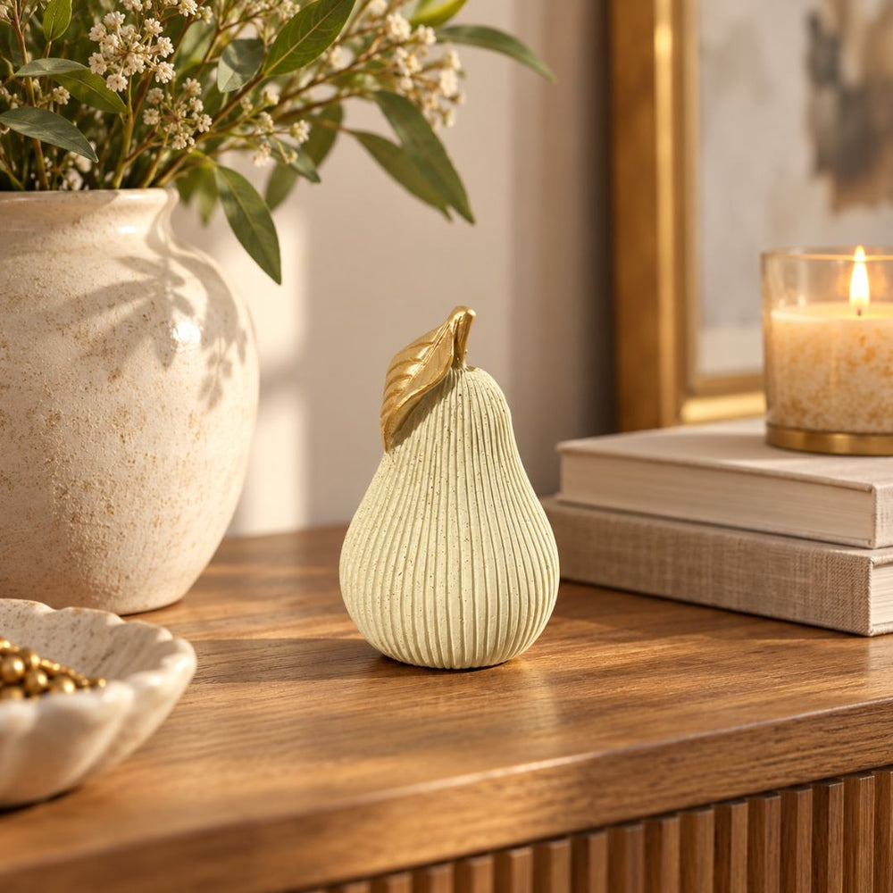 Figura decorativa manzana beige de 11 cm con líneas verticales y hoja dorada