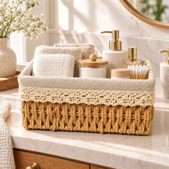 Cesta organizadora rectangular tejida con forro beige y detalle de encaje crema