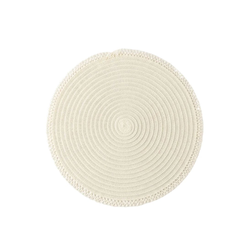 Individual para mesa redondo tejido de 38 cm con borde decorativo calado.