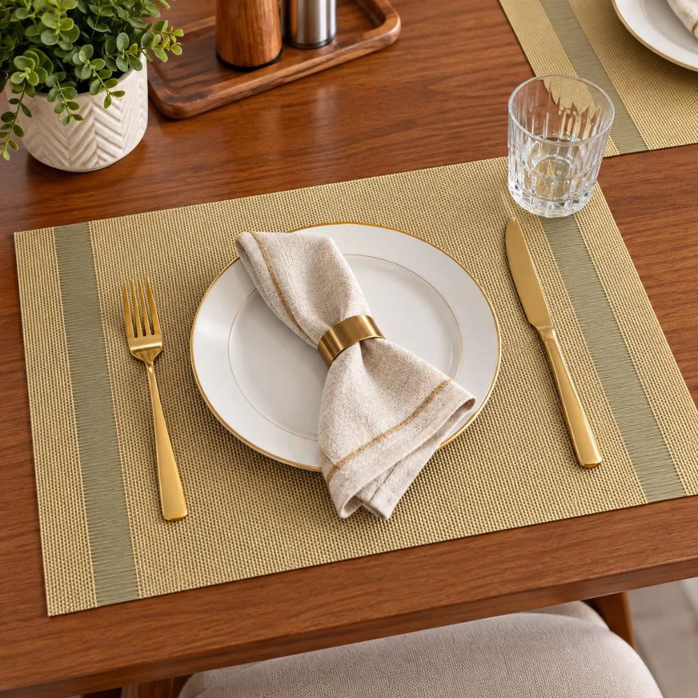 Individual para mesa rectangular en PVC dorado de 30 × 46 cm con tejido trenzado y dos franjas decorativas