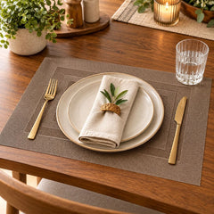 Individual para mesa rectangular en PVC de 30 × 46 cm con tejido en relieve y diseño de marcos geométricos concéntricos