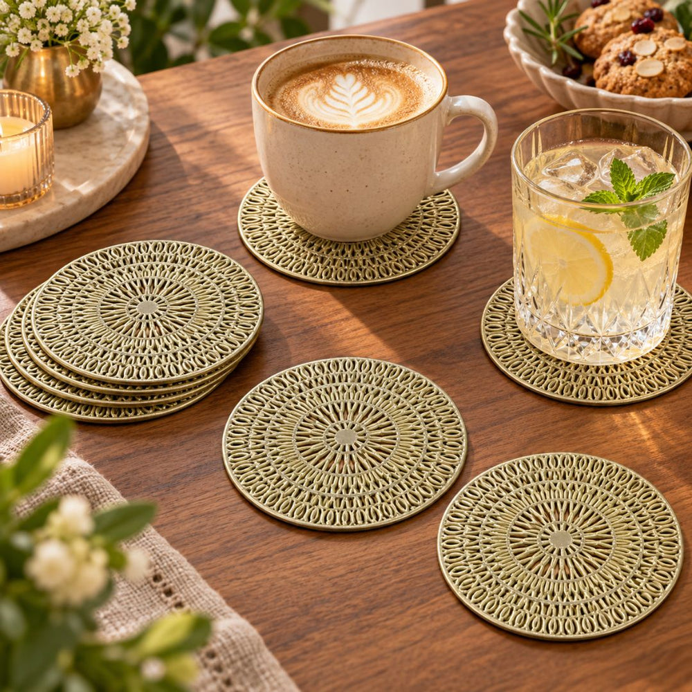 Set de 6 portavasos circulares en PVC dorado de 10 cm con diseño geométrico calado de círculos concéntricos