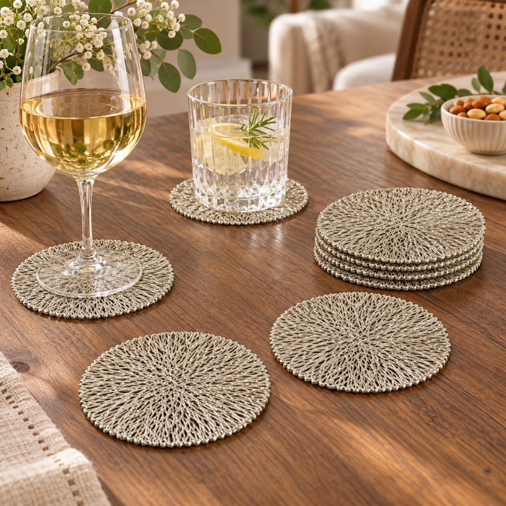 Set de 6 portavasos en PVC circular dorado de 10 cm con diseño texturizado de líneas entrelazadas