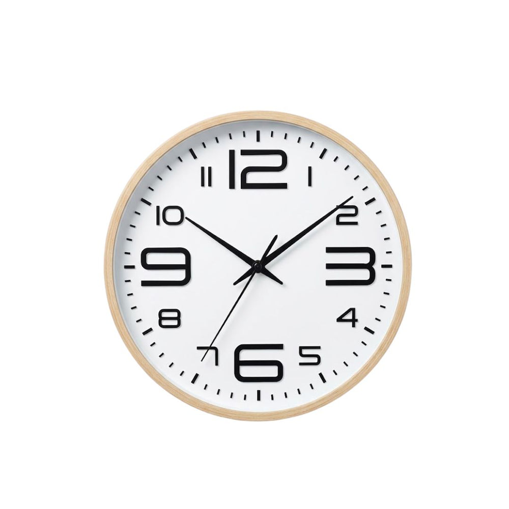 Reloj de pared redondo con marco marrón y carátula blanca