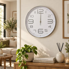 Reloj de pared redondo fondo blanco con números metálicos gris plata y oro rosa
