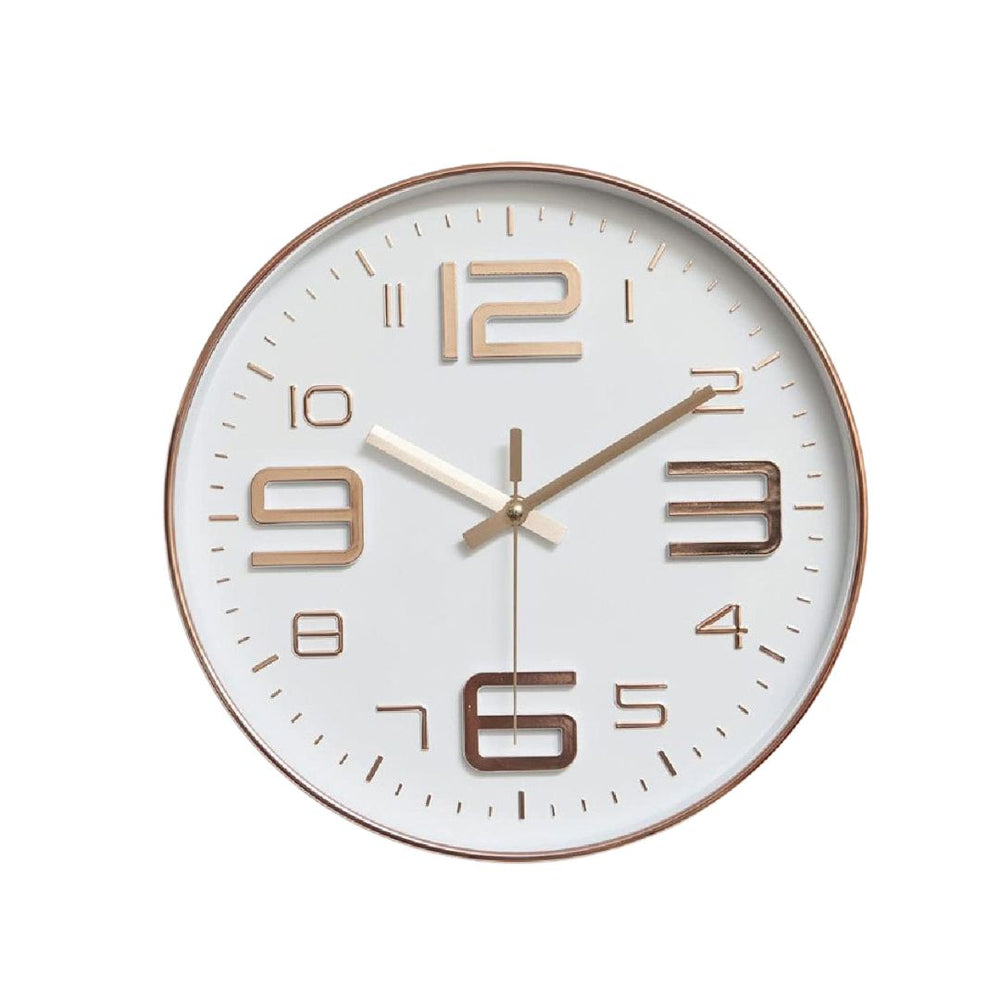 Reloj redondo blanco con detalles metálicos plateados