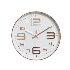 Reloj redondo blanco con detalles metálicos plateados