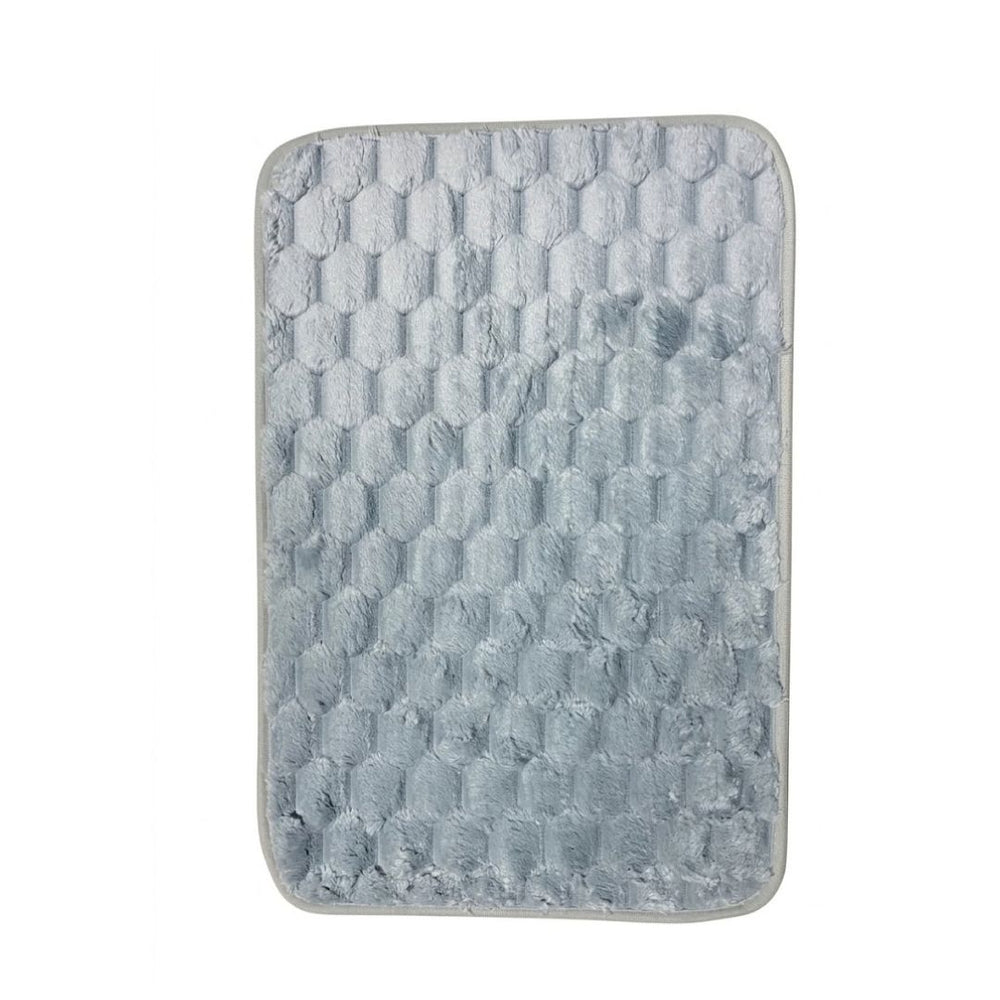 Tapete rectangular gris con diseño texturizado en relieve