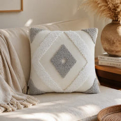 Cojín decorativo café y blanco 45×45 cm con diseño de rombos texturizados