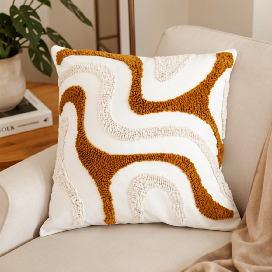 Cojín decorativo beige y mostaza 45×45 cm con trazos abstractos texturizados