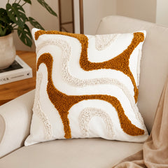 Cojín decorativo beige y mostaza 45×45 cm con trazos abstractos texturizados