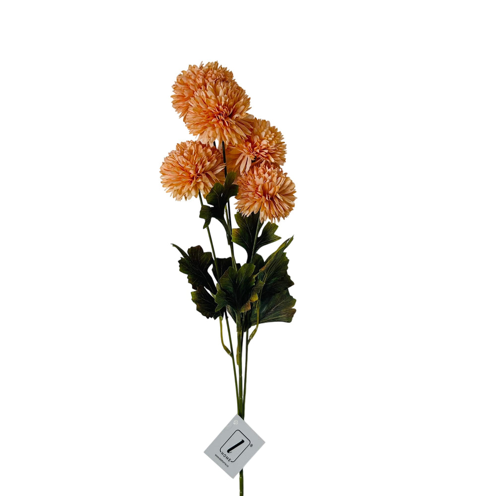 Pompones de seda decorativos con follaje verde