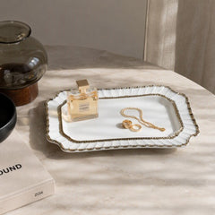 Bandeja decorativa rectangular blanca y dorada 30×18 cm con bordes ondulados