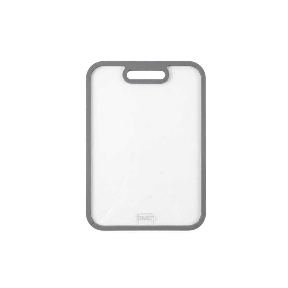 Tabla para picar de vidrio transparente de 25,5 × 37,5 cm con marco gris.