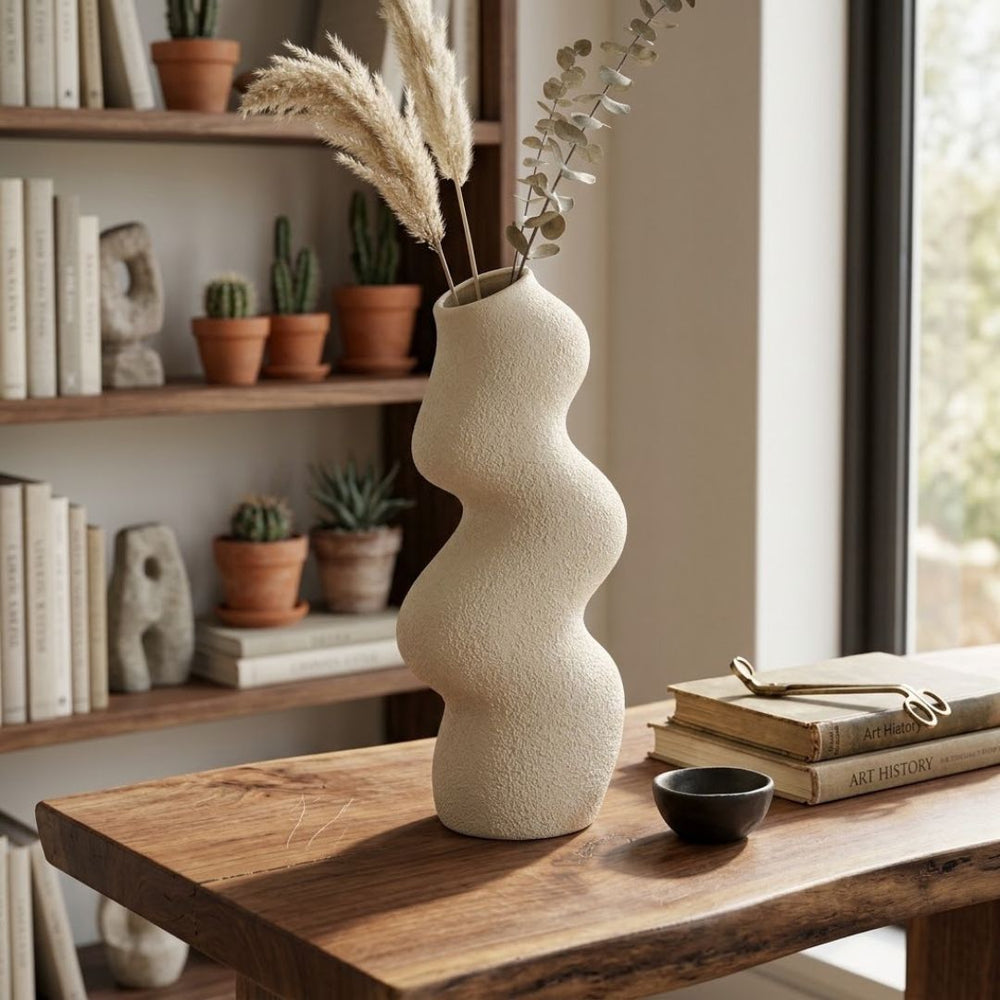 Florero ondulado texturizado blanco 13.5×8.5×30 cm de diseño escultórico