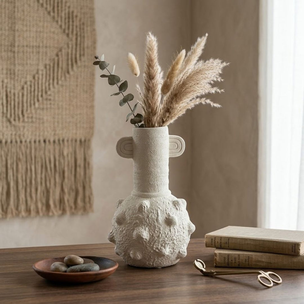 Florero texturizado blanco 19×27 cm con detalles en relieve y asas laterales