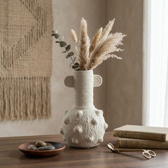 Florero texturizado blanco 19×27 cm con detalles en relieve y asas laterales