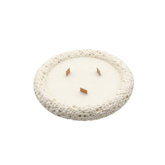 Vela artesanal circular blanca con textura tipo piedra