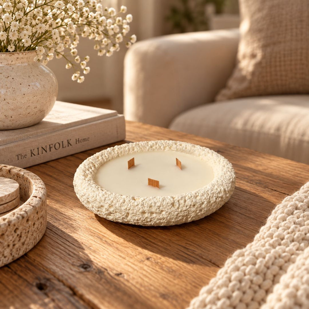 Vela artesanal circular texturizada tipo piedra 16.5 × 3.5 cm con aroma y tres mechas de madera