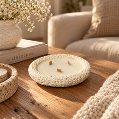 Vela artesanal circular texturizada tipo piedra 16.5 × 3.5 cm con aroma y tres mechas de madera