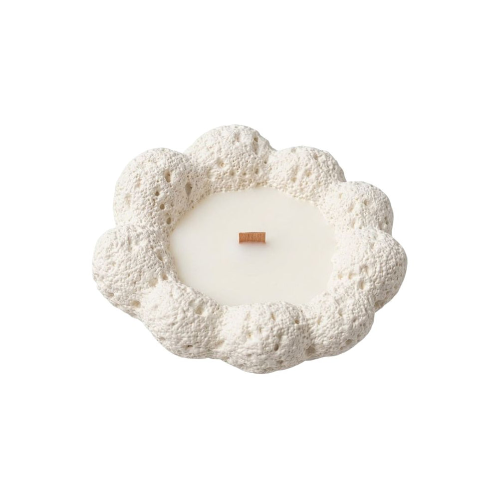 Vela artesanal en forma de flor color blanco crema