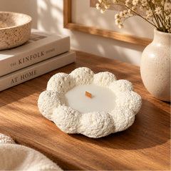 Vela artesanal diseño flor 16 × 5.5 cm color blanco crema con aroma y mecha de madera