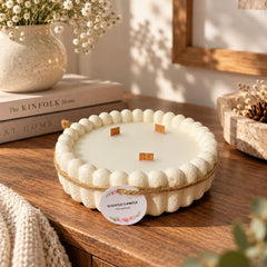 Vela artesanal circular texturizada 14.5 × 4 cm con aroma y tres mechas de madera