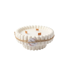 Vela artesanal circular blanca con borde ondulado y tres mechas