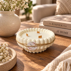 Vela artesanal circular texturizada con borde ondulado 14.5 × 7.2 cm con aroma y tres mechas de madera
