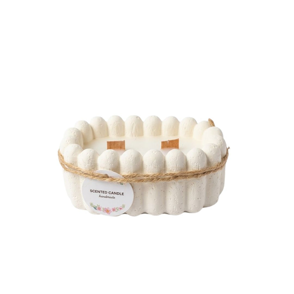 Vela artesanal blanca con borde ondulado y dos mechas de madera