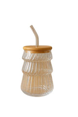 Vaso de vidrio con diseño ondulado y líneas en relieve