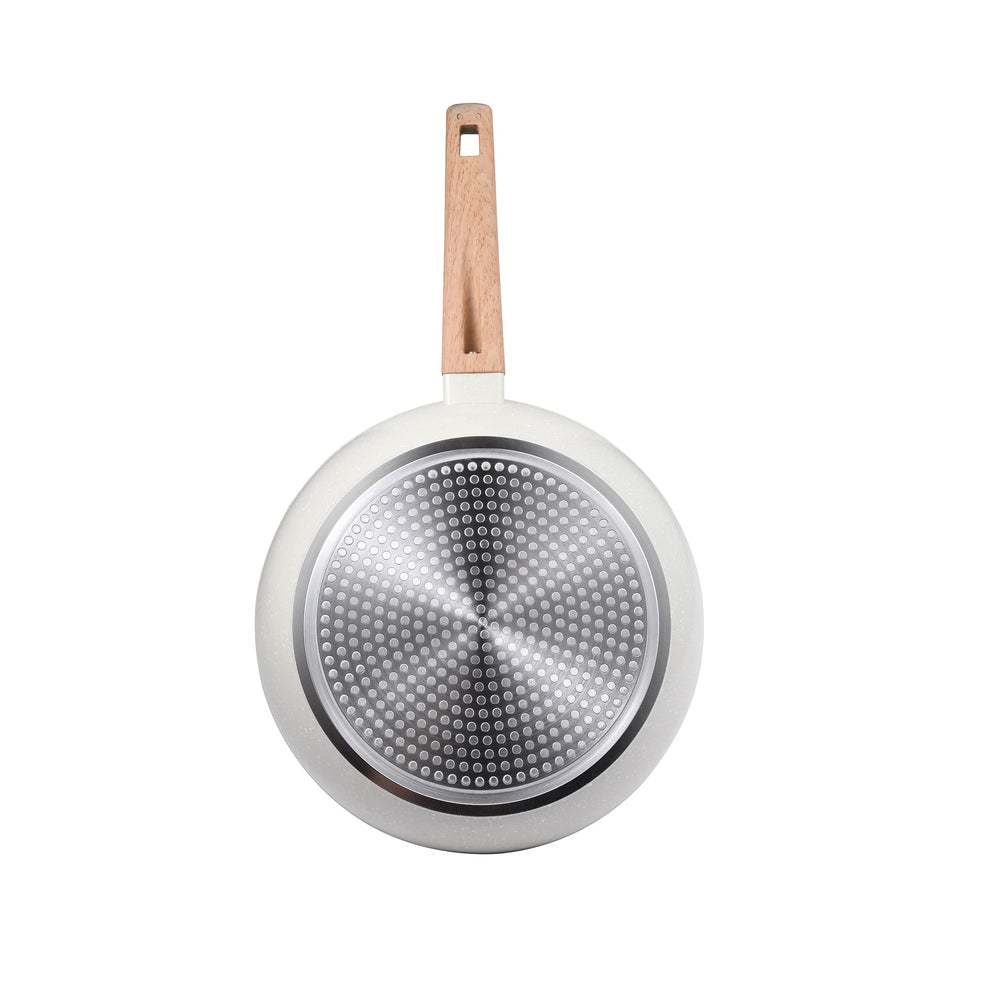 Detalle de sartén profunda con tapa transparente