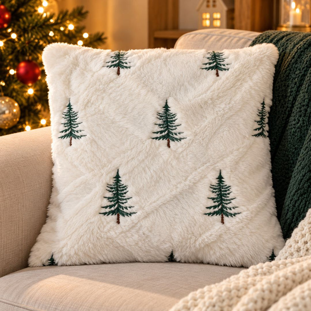 Cojín navideño cuadrado blanco de 45×45 cm con textura esponjosa y pequeños árboles de Navidad verdes bordados.