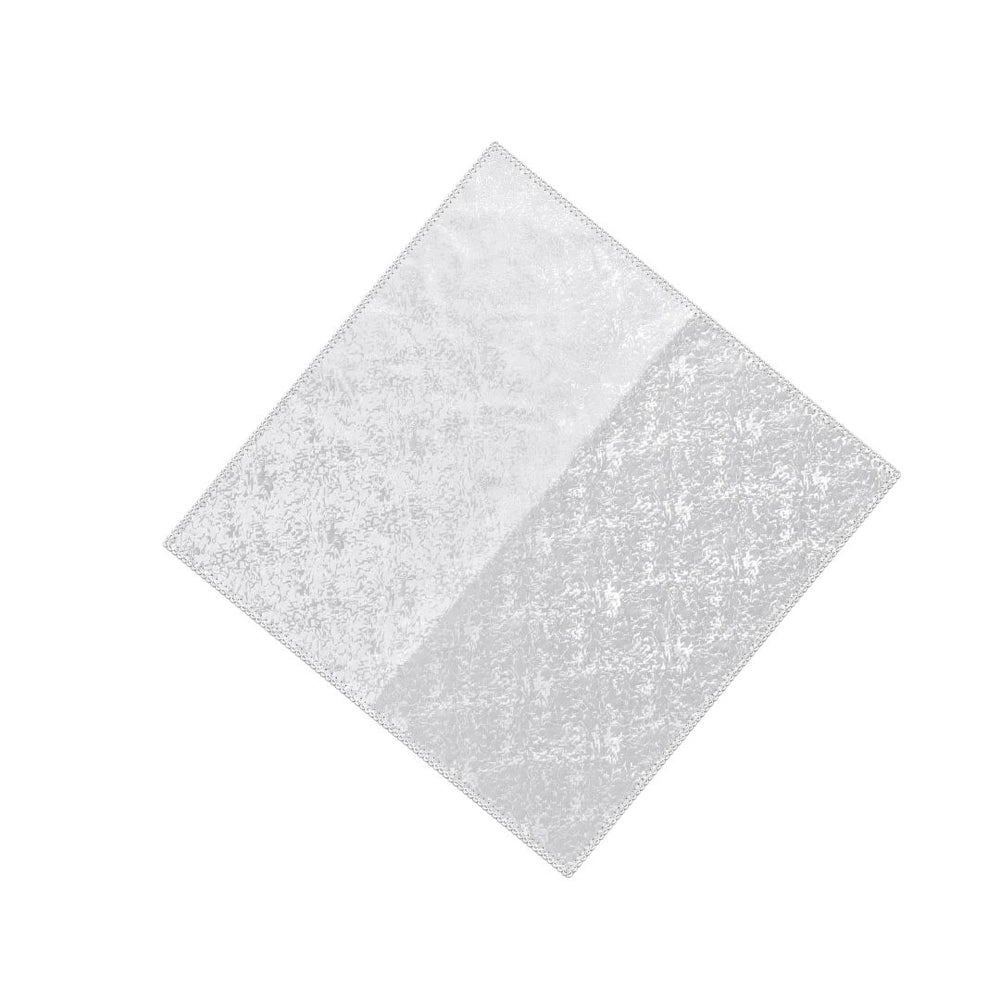 Detalle del relieve decorativo en servilleta de tela blanca