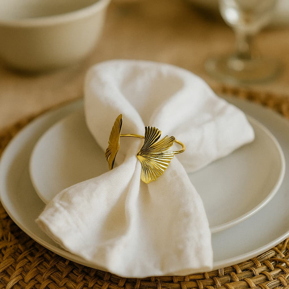 Anillo para servilleta dorado con diseño de alas abiertas metálicas