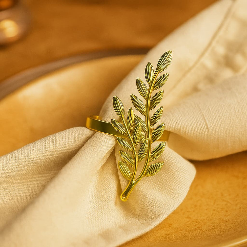 Anillo para servilleta dorado con diseño de hojas en relieve