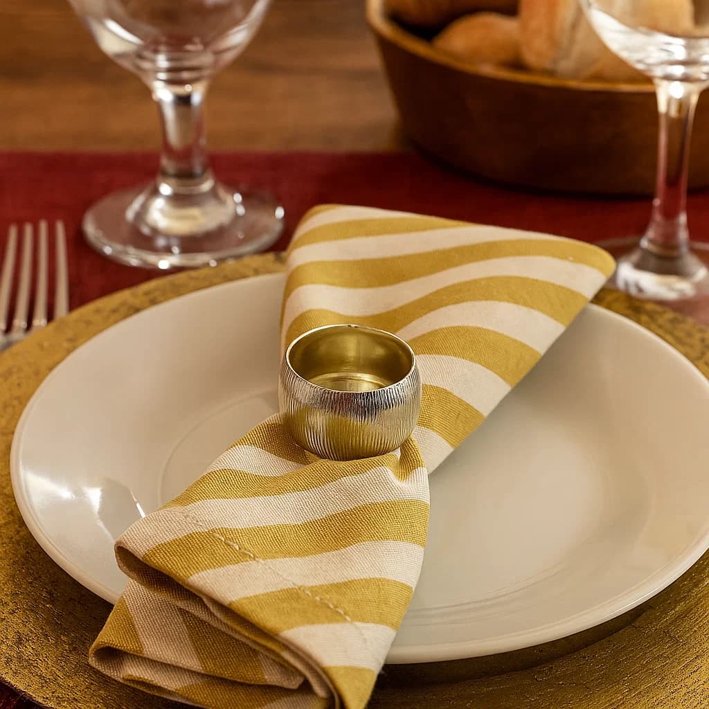 Anillo para servilleta color plata con diseño texturizado y acabado brillante