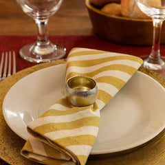 Anillo para servilleta color plata con diseño texturizado y acabado brillante