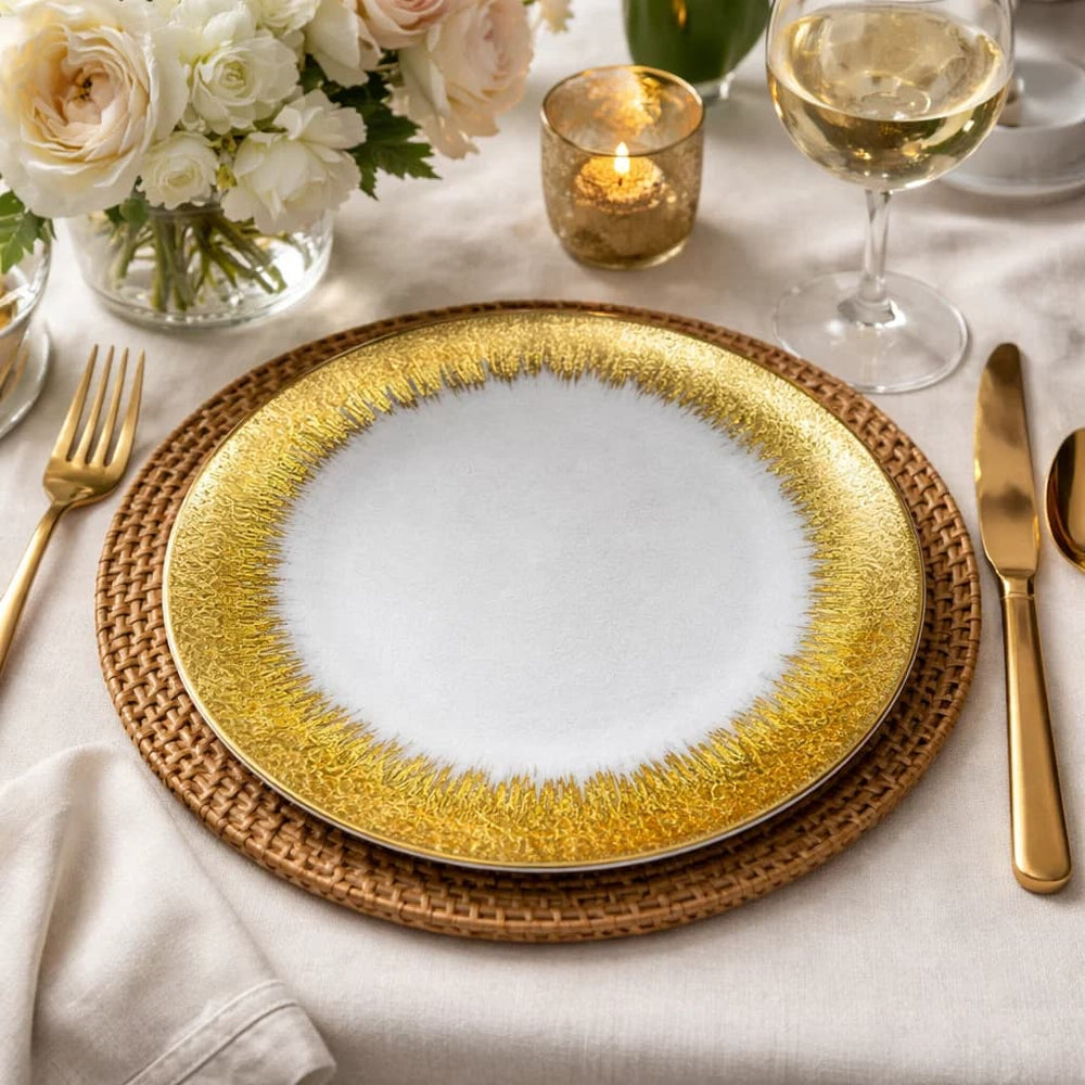 Plato base decorativo con diseño de sol y borde dorado/mostaza