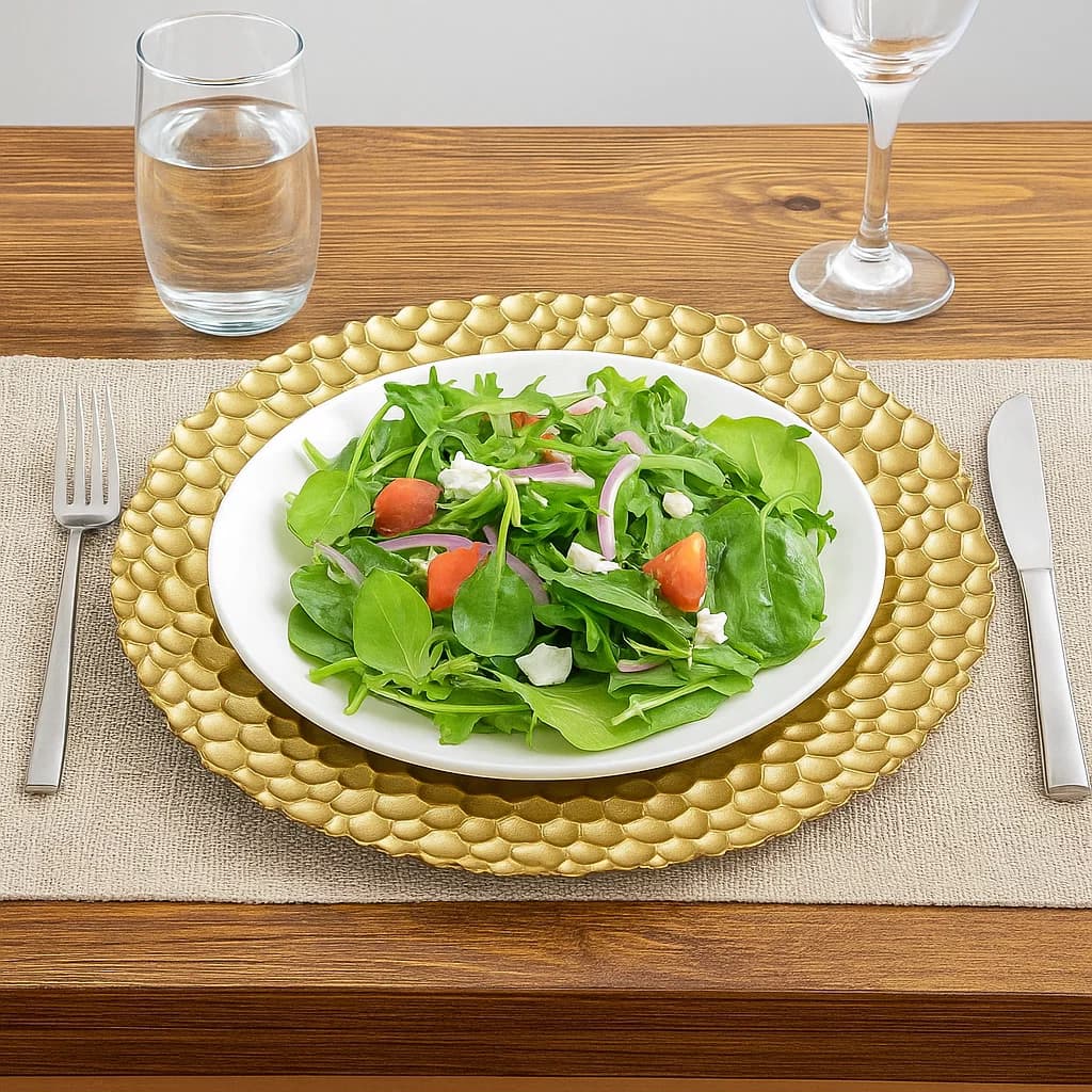 Plato base decorativo en cristal de 33 cm con borde plateado texturizado en figuras geométricas